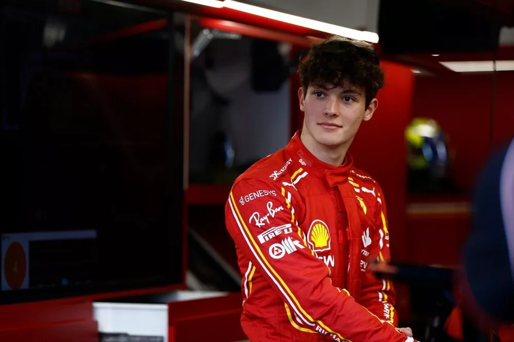 Oliver Bearman, Scuderia Ferrari, dans son stand