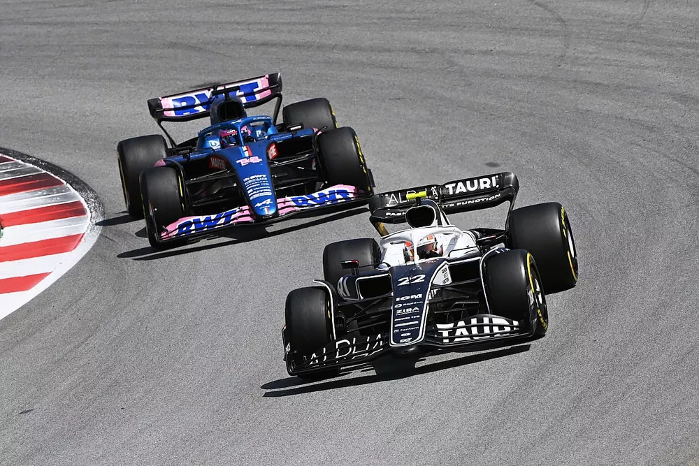 Yuki Tsunoda, AlphaTauri AT03, Fernando Alonso, Alpine A522 