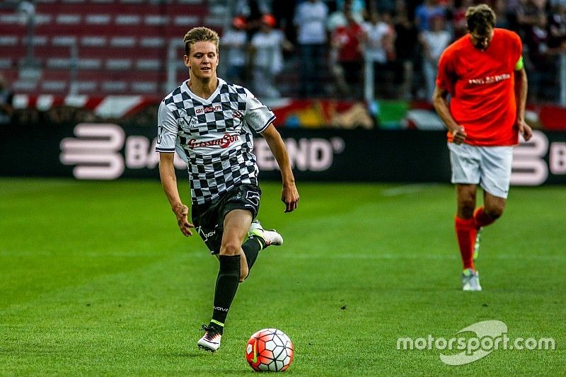 Mick Schumacher y Nowitzki vuelven a retarse en un partido benéfico homenaje a Michael