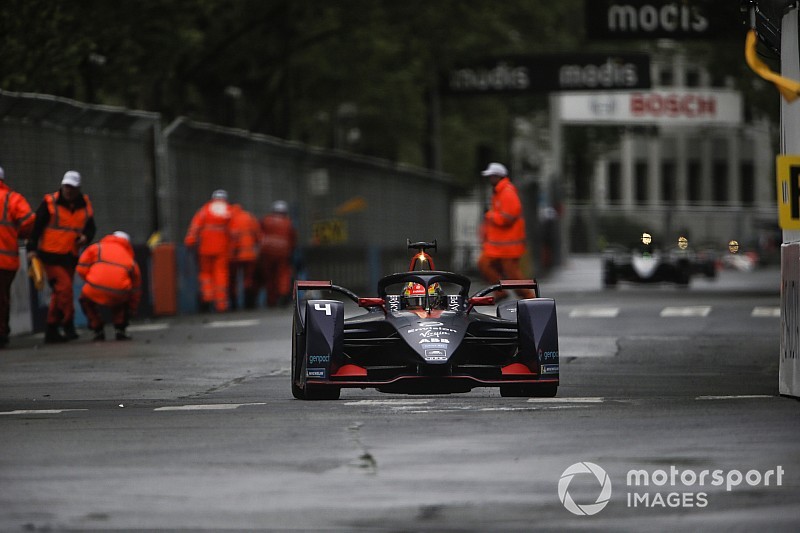 巴黎E-Prix:弗林斯驾驶受损赛车“混战”力拔头筹