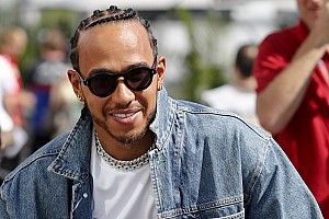 Hamilton ezúttal a naplementében pózolt New Yorkban