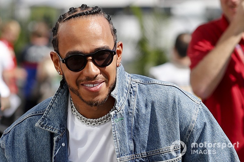 Hamilton ezúttal a naplementében pózolt New Yorkban