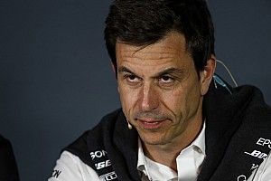 Wolff ve "intenciones" detrás de los rumores de que podría reemplazar a Carey