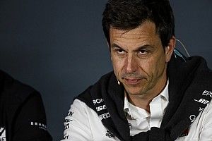 Bos Mercedes: Jangan beri tekanan pada stewards