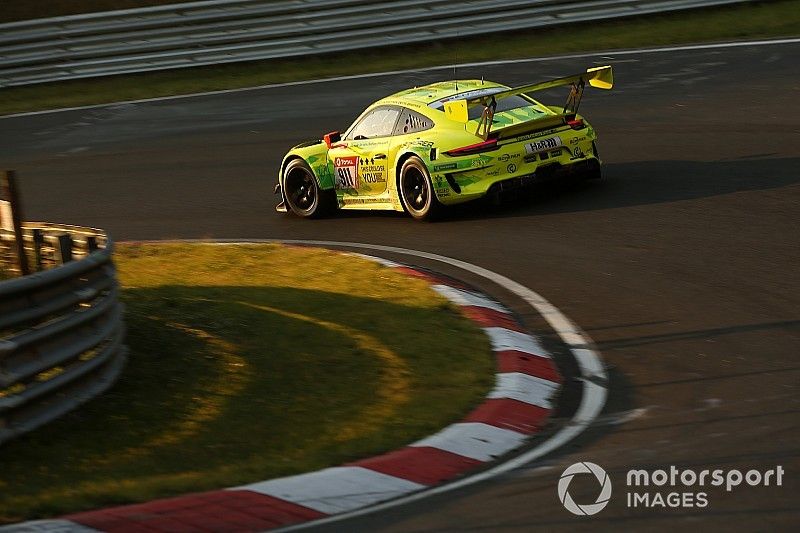 Экипаж на Porsche лишился второго места в «24 часах «Нюрбургринга» из-за слишком высокой мощности мотора
