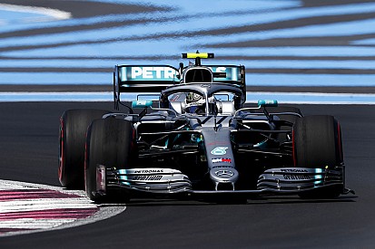 Bottas snelste in tweede training, Hamilton hindert Verstappen