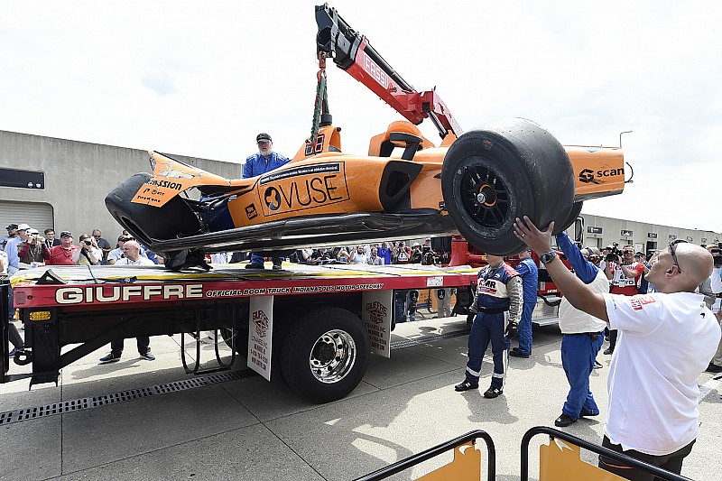 Alonso összetörte az autóját az Indy 500 edzésén! (VIDEÓVAL)