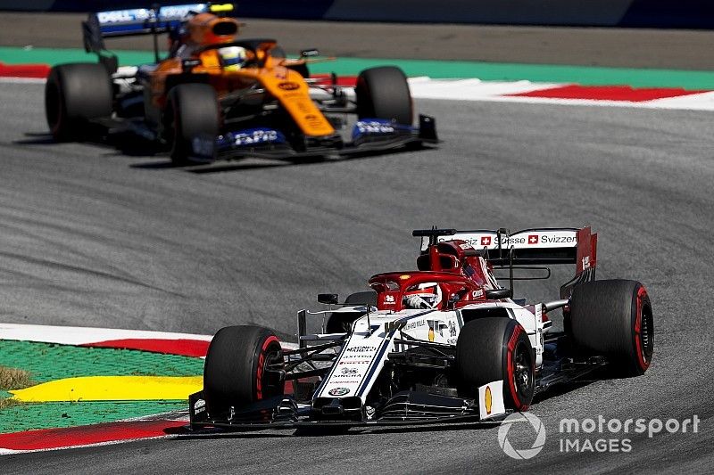 Kimi Raikkonen, Alfa Romeo Racing C38, precede Lando Norris, McLaren MCL34