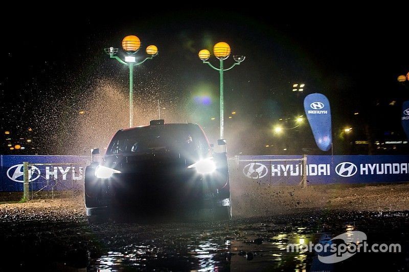 Thierry Neuville, Nicolas Gilsoul, Hyundai Motorsport Hyundai i20 Coupe WRC with Andrea Adamo, Team principal Hyundai Motorsport