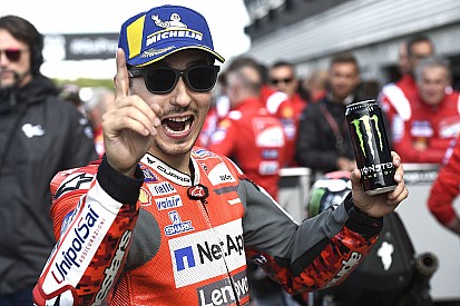 Lorenzo se lleva una pole frenética en Silverstone