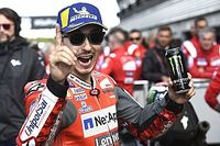 Lorenzo se lleva una pole fren&eacute;tica en Silverstone