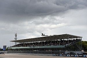 Hujan dan trek basah, MotoGP Inggris ditunda