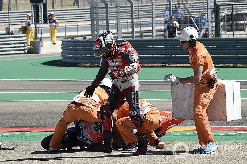 Jorge Lorenzo, Ducati Team cae al inicio de la carrera