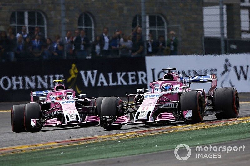 Sergio Perez, Racing Point Force India VJM11, za nim Esteban Ocon, Racing Point Force India VJM11