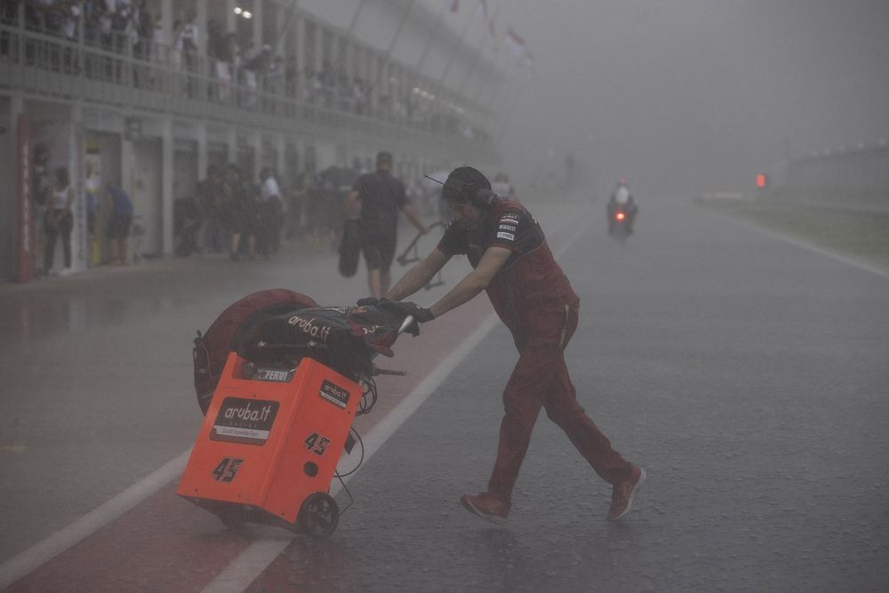 Lluvia en el pitlane