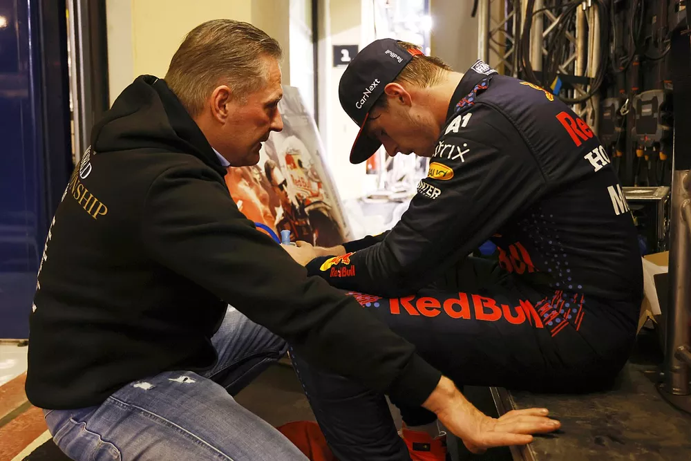 El campe&oacute;n Max Verstappen, Red Bull Racing, con su padre Jos Verstappen tras la carrera