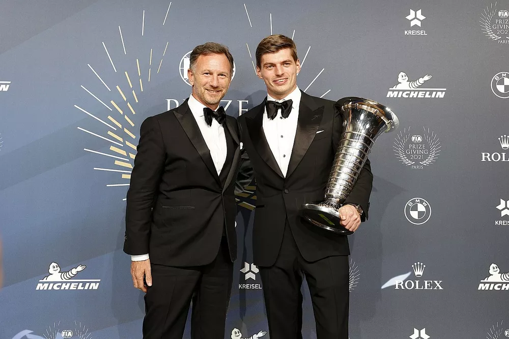 Max Verstappen, campe&oacute;n de F&oacute;rmula 1 2021 y Christian Horner