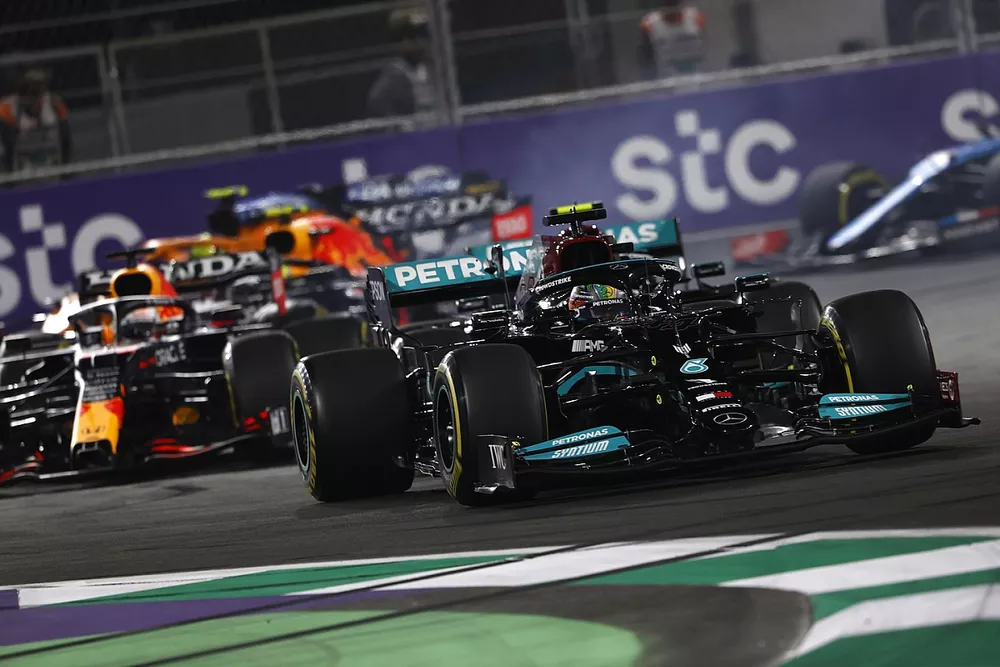 Lewis Hamilton, Mercedes W12, Valtteri Bottas, Mercedes W12, Max Verstappen, Red Bull Racing RB16B, and the rest of the field at the start