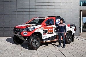 Alonso recibe el coche del Dakar en su museo de Asturias