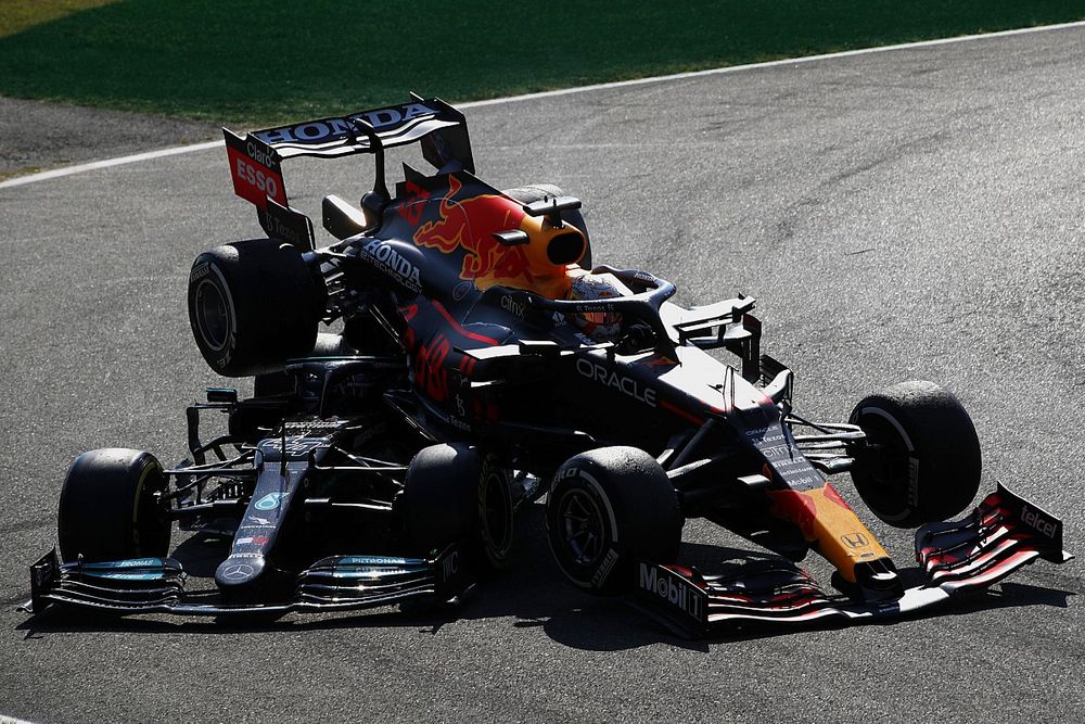 FOTO: Monza Clash antara Lewis Hamilton dan Max Verstappen
