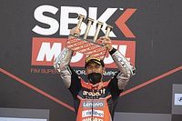 Victoria de Rinaldi y liderato de Razgatlioglu en WSBK