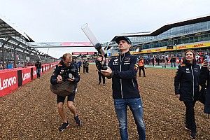 VÍDEO: Verstappen é vaiado por fãs em Silverstone; Red Bull comenta episódio