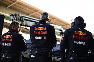 A Honda nyugalomra int, még nem érték utol a Ferrarit és a Mercedest