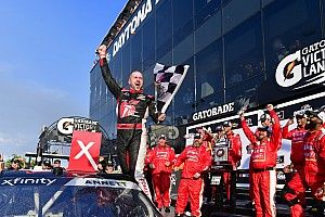 Michael Annett logra su primera victoria de Xfinity en Daytona