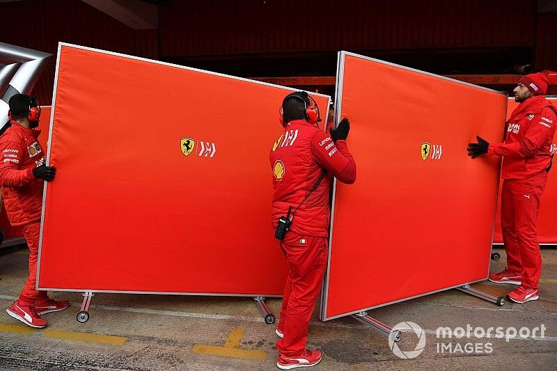 Ferrari mechanics with garage screens