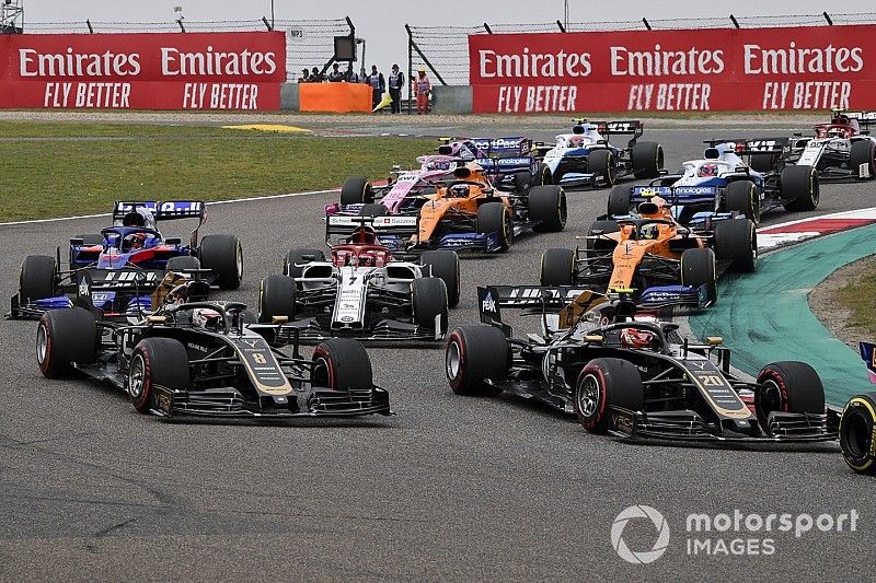 Kevin Magnussen, Haas F1 Team VF-19, devance Romain Grosjean, Haas F1 Team VF-19, Kimi Raikkonen, Alfa Romeo Racing C38, Daniil Kvyat, Toro Rosso STR14, Lando Norris, McLaren MCL34, Carlos Sainz Jr., McLaren MCL34, et l'arrière du peloton au départ