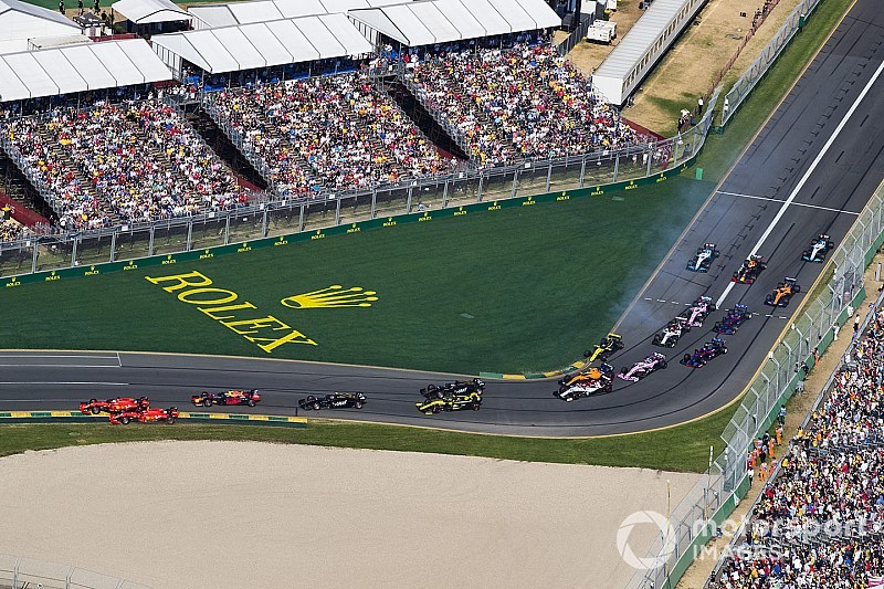 Verstapppen nézetéből, ahogy Leclerc és Vettel majdnem „kiüti” egymást