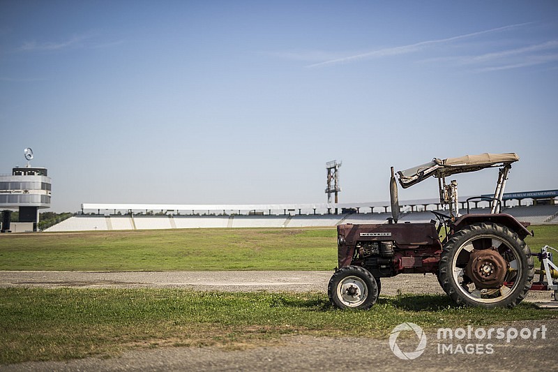 Összeállt a Vettel-Kimi duó, Hamilton odarakta, retro traktor