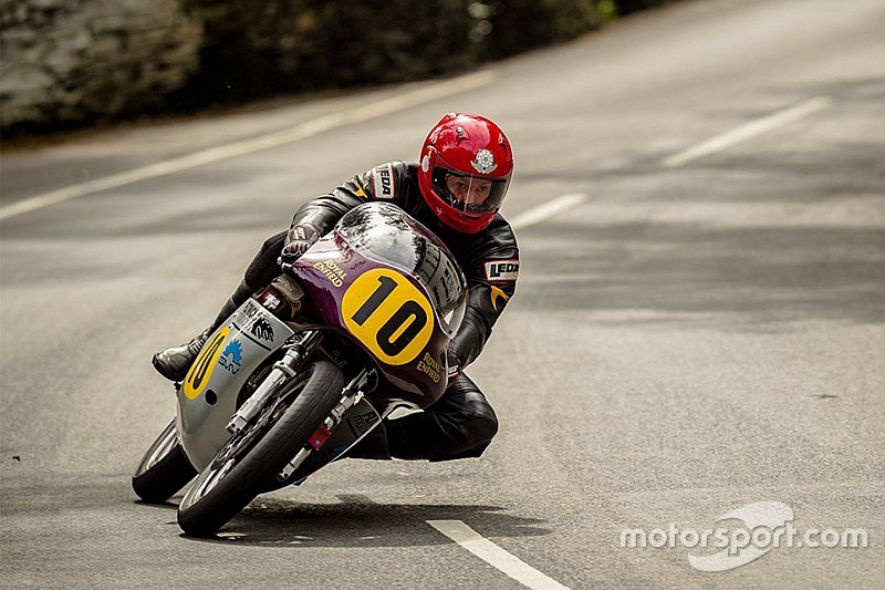 Tragedia al Classic TT: è morto Chris Swallow