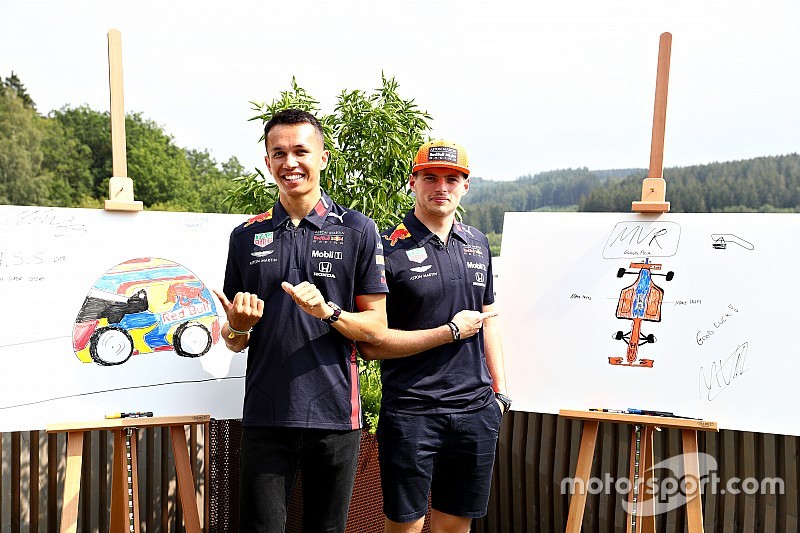 レッドブルF1ドライバーデザインのカートがよみうりランドを疾走。佐藤琢磨も参戦