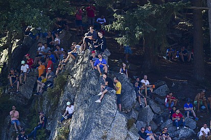Futam közben tapsolt állva az F1-es közönség az elhunyt Hubert tiszteletére