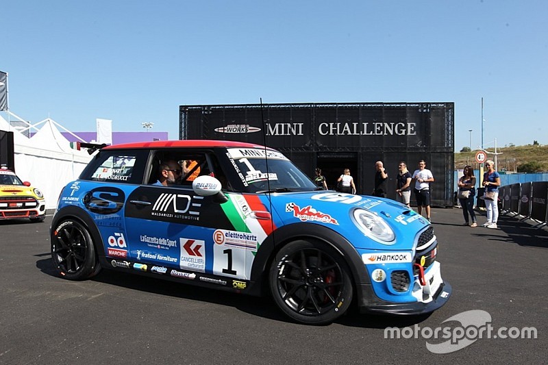 MINI Challenge: Sandrucci domina Gara 1 a Vallelunga