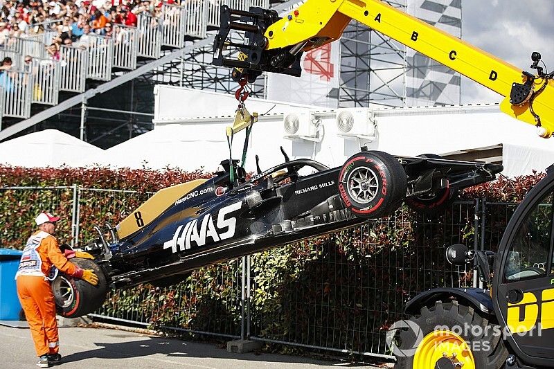 El coche de Romain Grosjean Haas F1 Team VF-19 es retirado por una grúa