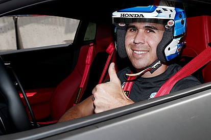 VÍDEO: Robert Wickens pilota carro esportivo pela primeira vez após acidente