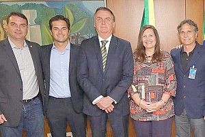 Bolsonaro se encontra com Piquets, e filho diz que Copacabana pode receber F-E ainda em 2019