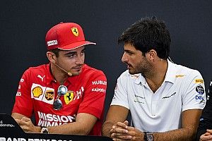 VIDEO: Leclerc en Russell spelen online voor vrachtwagenchauffeur