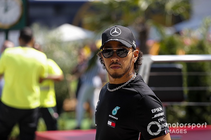 Hamilton szerint csapaton belül is képes lenne legyőzni Verstappent