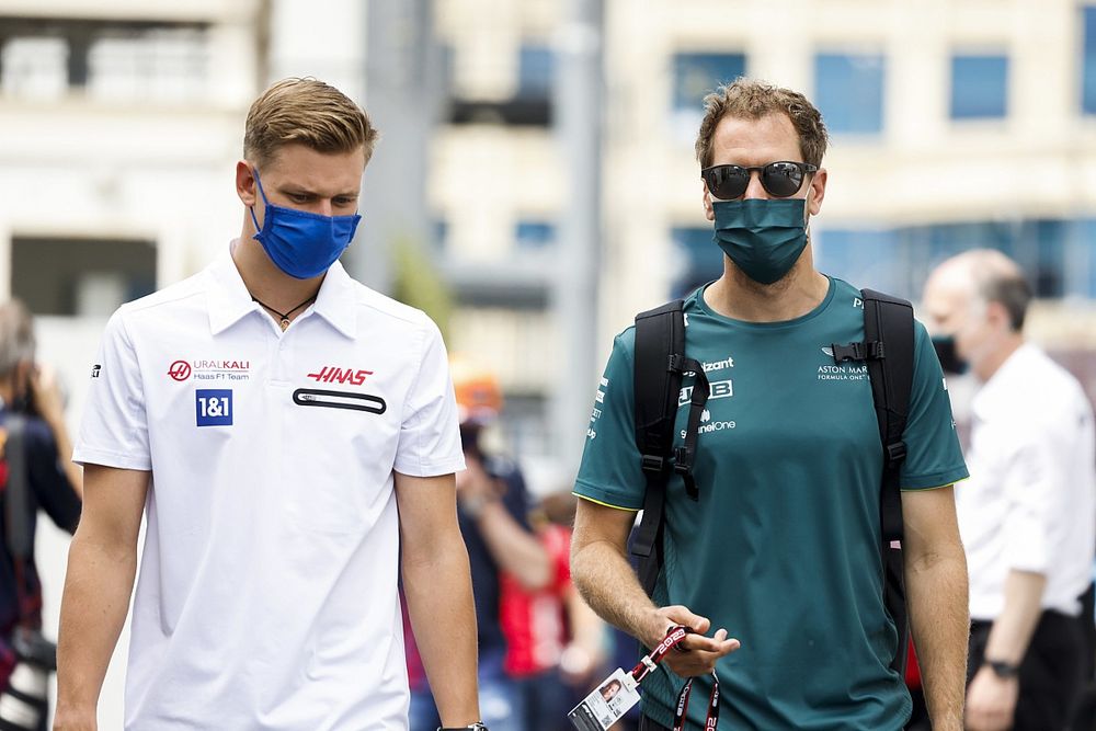 Schumacher legt uit waarom hij Vettel naar zijn auto liet kijken