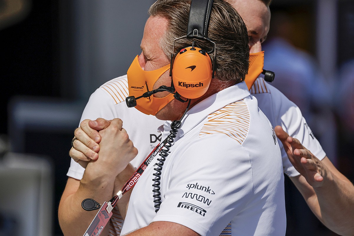 A McLaren vezérigazgatója is F1-es autóba ül Silverstone-ban
