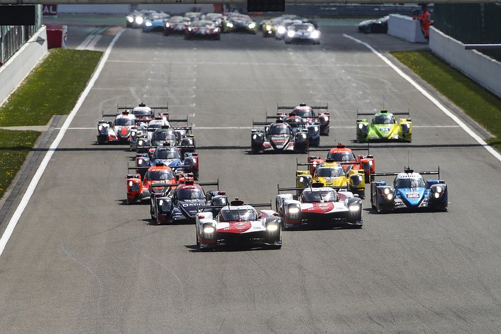 Départ de la course, #7 Toyota Gazoo Racing Toyota GR010 - Hybrid: Mike Conway, Kamui Kobayashi, Jose Maria Lopez leads #8 Toyota Gazoo Racing Toyota GR010 - Hybrid: Sebastien Buemi, Kazuki Nakajima, Brendon Hartley