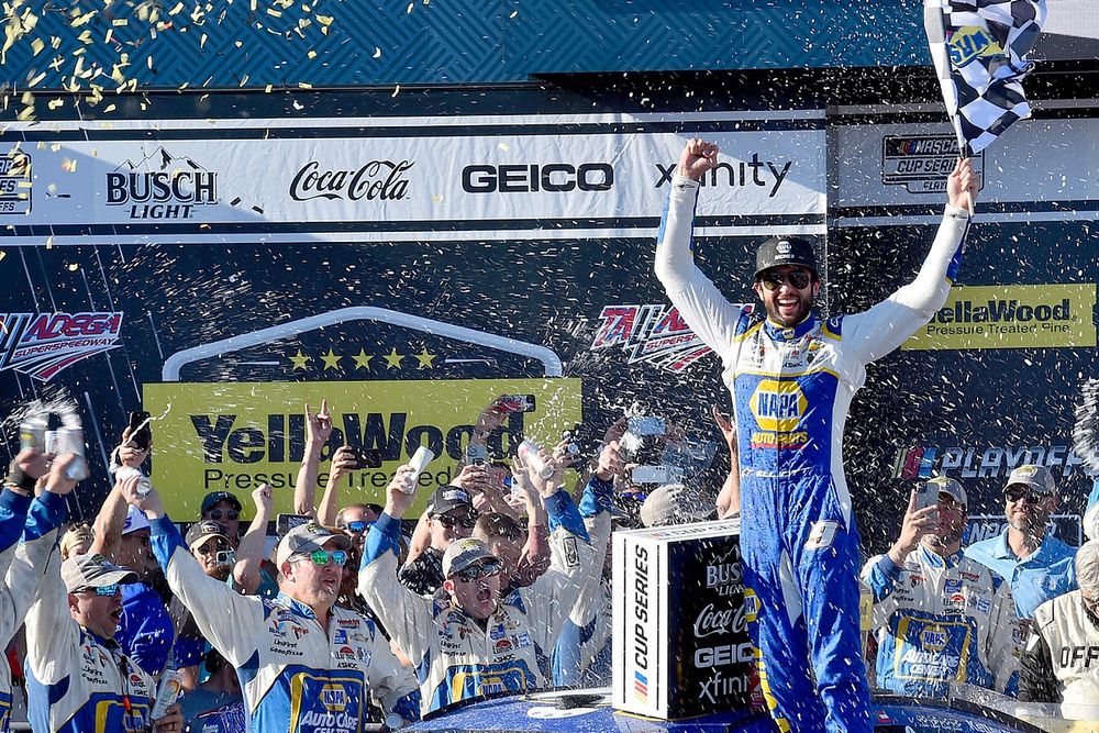 Chase Elliott gana en Talladega y Suárez se acerca a la ronda de los 8