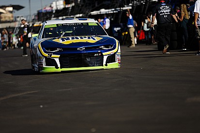Chase Elliott wins Stage 1 as cut tire forces Harvick to pit road