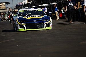 Chase Elliott wins Stage 1 as cut tire forces Harvick to pit road