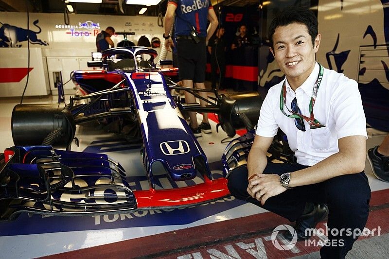 Le champion de Super Formula, Naoki Yamamoto pose à côté de la Toro Rosso STR13