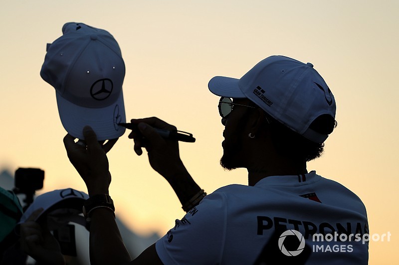 Hamilton ve Ricciardo, Abu Dhabi'de özel kask tasarımıyla yarışacaklar