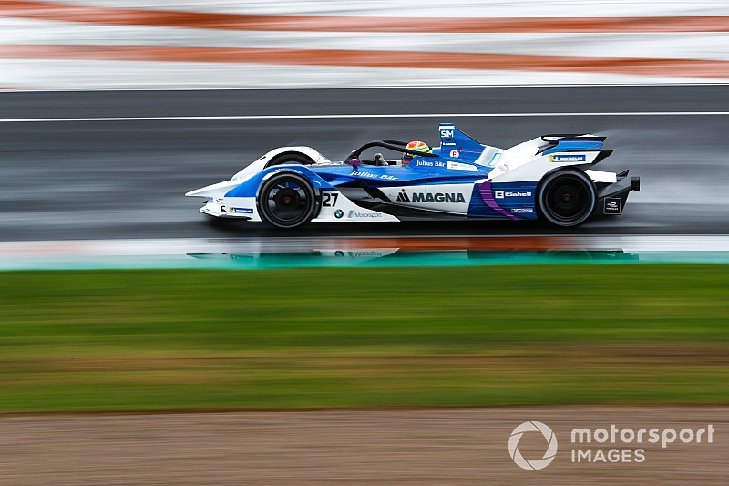 Sims mantiene a BMW al frente en Valencia